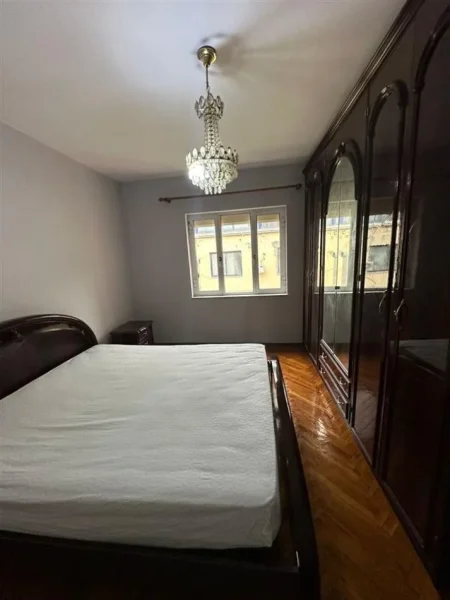 Tirane, jepet me qera apartament 2+1 Kati 4, 80 m² 500 € (Bulevardi Zogu 1,Ngjitur me Ministrine e drejtesise Cmimi: 50000 leke)
