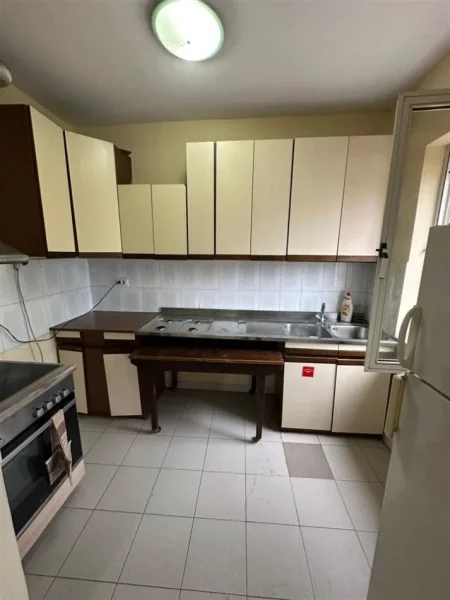 Tirane, jepet me qera apartament 2+1 Kati 4, 80 m² 500 € (Bulevardi Zogu 1,Ngjitur me Ministrine e drejtesise Cmimi: 50000 leke)
