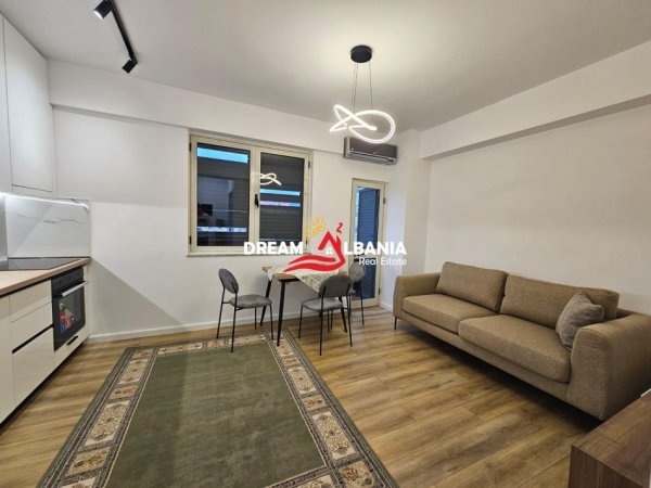 Tirane, jepet me qera apartament 1+1+Ballkon Kati 4, 70 m² 600 € (Ne Myslym Shyr)