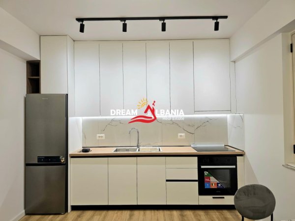 Tirane, jepet me qera apartament 1+1+Ballkon Kati 4, 70 m² 600 € (Ne Myslym Shyr)