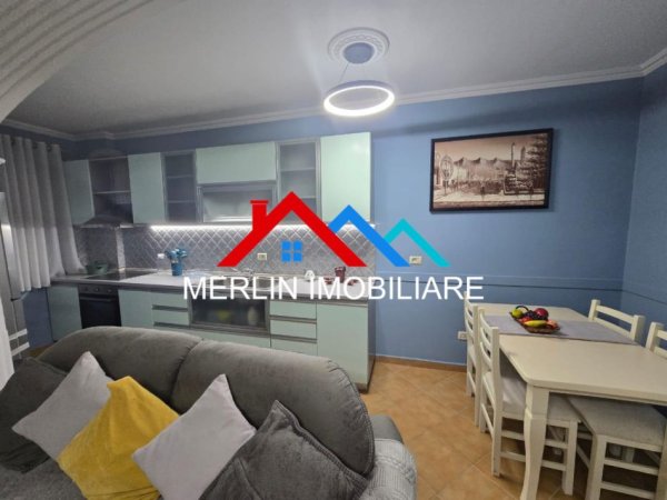 Tirane, jepet me qera apartament 2+1+Ballkon Kati 7, 70 m² 550 € (RRUGA 5 MAJI)
