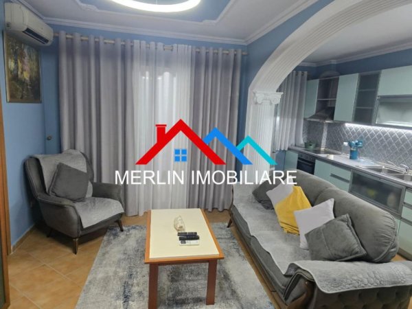 Tirane, jepet me qera apartament 2+1+Ballkon Kati 7, 70 m² 550 € (RRUGA 5 MAJI)