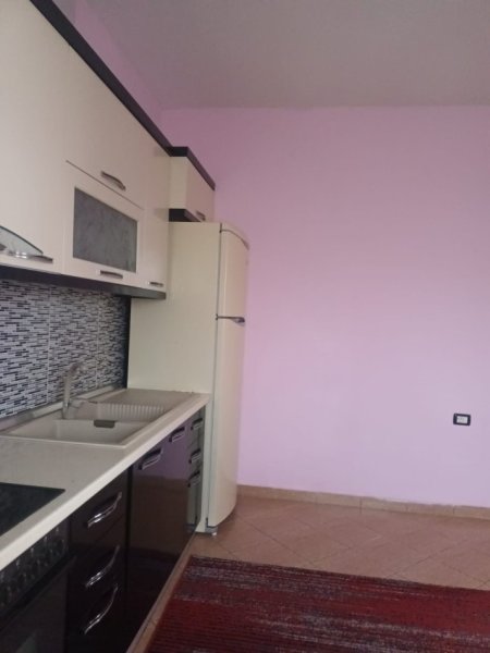 Jap me qera shtepi 2+1 Kati 1, 150 €  (e mobiluar. mbarapa qtu-se)