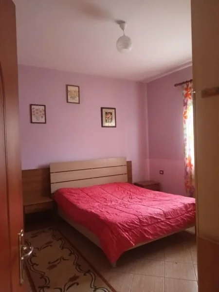 Jap me qera shtepi 2+1 Kati 1, 150 €  (e mobiluar. mbarapa qtu-se)