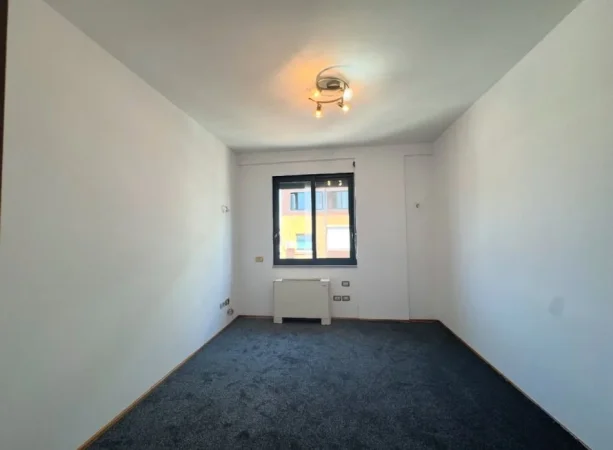 Tirane, jepet me qera zyre , 100 m² 1.300 € (Bllok, Rr Ibrahim Rugova)