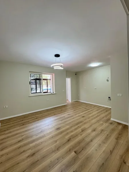 Tirane, shitet apartament 1+1+Ballkon Kati 1, 53 m² 87.000 € (Oxhaku)