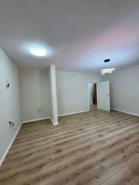 Tirane, shitet apartament 1+1+Ballkon Kati 1, 53 m² 87.000 € (Oxhaku)