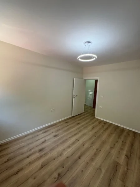 Tirane, shitet apartament 1+1+Ballkon Kati 1, 53 m² 87.000 € (Oxhaku)