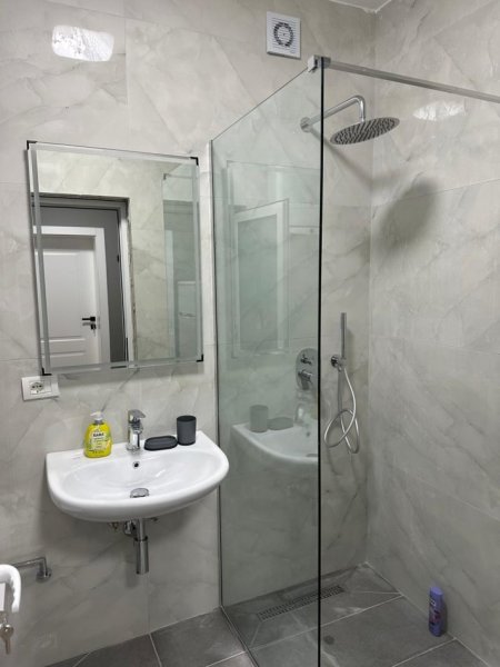 Tirane, jepet me qera apartament 1+1+Ballkon Kati 4, 650 € (Pazari i Ri)