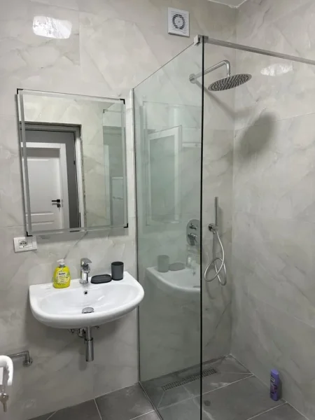 Tirane, jepet me qera apartament 1+1+Ballkon Kati 4, 650 € (Pazari i Ri)