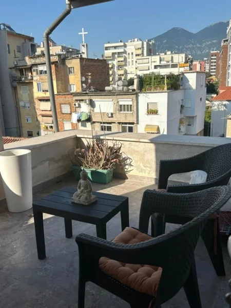 Tirane, jepet me qera apartament 1+1+Ballkon Kati 4, 650 € (Pazari i Ri)