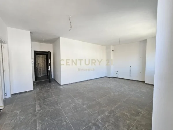 Tirane, jepet me qera zyre +post parkimi Kati 5, 70 m² 750 € (Pazari i Ri)