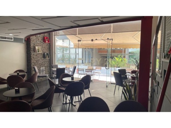 Tirane, jepet me qera bar-kafe Kati 0, 65 m² 1.100 € (Laprake)