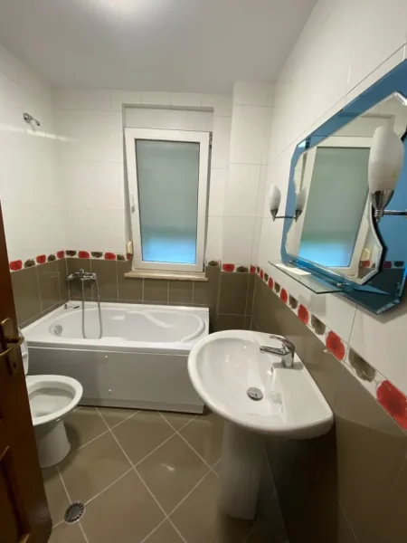 Tirane, jepet me qera apartament 2+1 Kati 3, 125 m² 750 € (rruga hoxha tahsim)