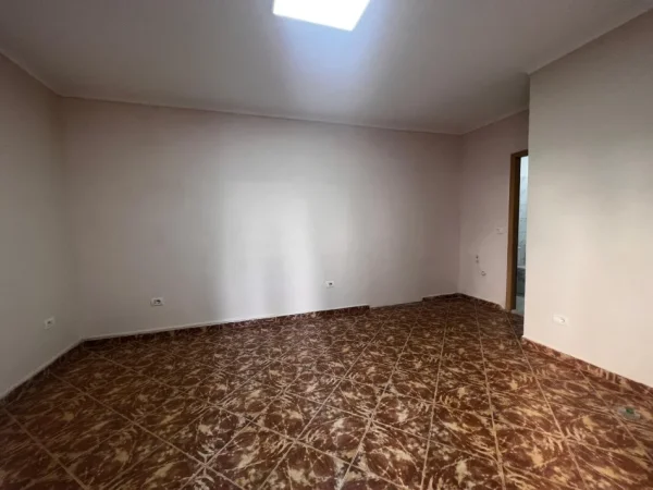 Tirane, jepet me qera ambjent biznesi Kati 1, 33 m² 350 € (Rruga e Elbasanit)