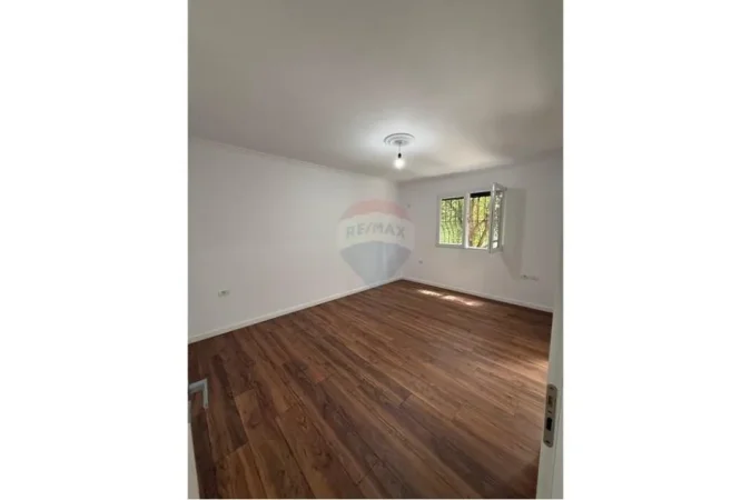 Tirane, jepet me qera zyre Kati 2, 65 m² 700 € (Vasil Shanto)