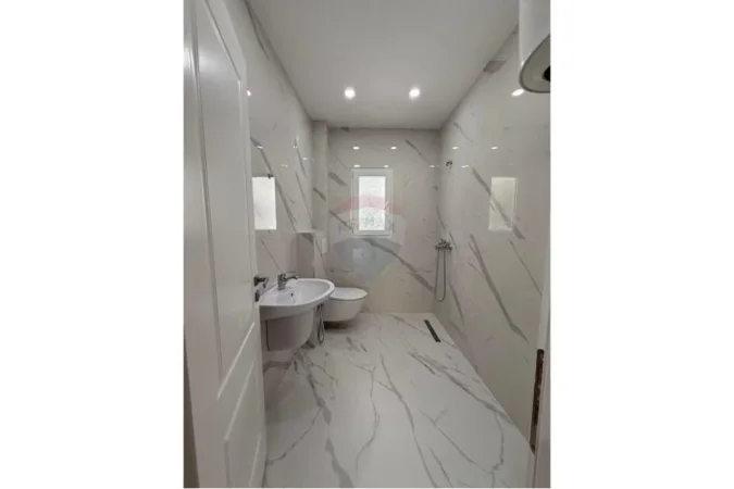 Tirane, jepet me qera zyre Kati 2, 65 m² 700 € (Vasil Shanto)