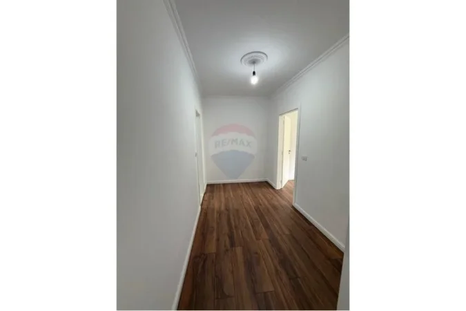 Tirane, jepet me qera zyre Kati 2, 65 m² 700 € (Vasil Shanto)