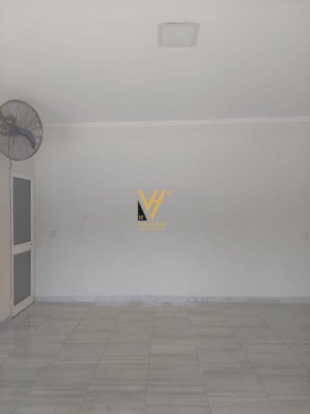 Tirane, jepet me qera dyqan Kati 0, 70 m² 500 € (YZBERISHT)