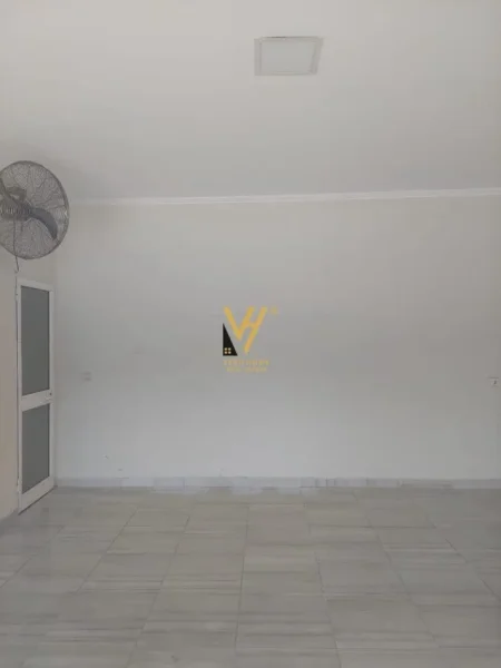 Tirane, jepet me qera dyqan Kati 0, 70 m² 500 € (YZBERISHT)