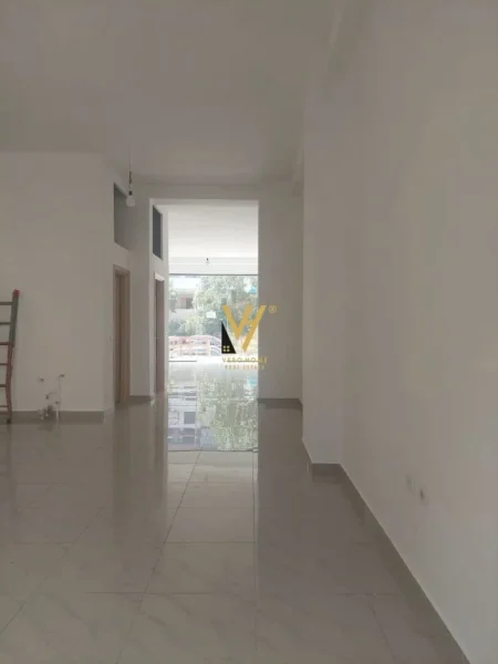 Tirane, jepet me qera dyqan Kati 0, 70 m² 500 € (YZBERISHT)