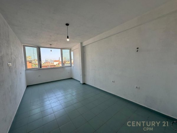 Tirane, jepet me qera ambjent biznesi Kati 3, 90 m² 1.000 € (Gjimnazi Partizani)