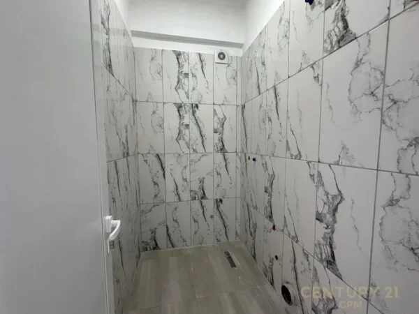 Tirane, jepet me qera ambjent biznesi Kati 3, 90 m² 1.000 € (Gjimnazi Partizani)