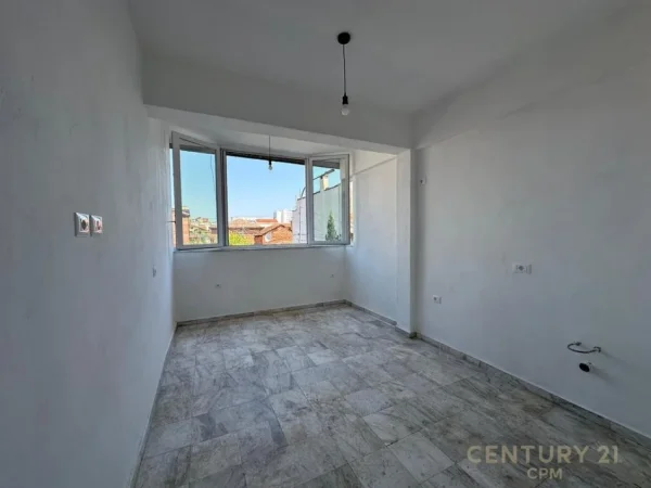 Tirane, jepet me qera ambjent biznesi Kati 3, 90 m² 1.000 € (Gjimnazi Partizani)