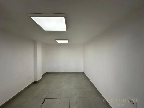 Tirane, jepet me qera ambjent biznesi Kati 3, 90 m² 1.000 € (Gjimnazi Partizani)