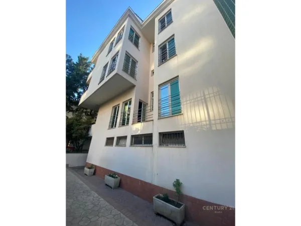Tirane, jepet me qera Vile Kati 4, 1.137 m² 7.200 € (Rruga e Elbasanit)