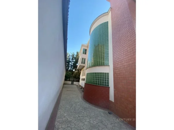 Tirane, jepet me qera Vile Kati 4, 1.137 m² 7.200 € (Rruga e Elbasanit)