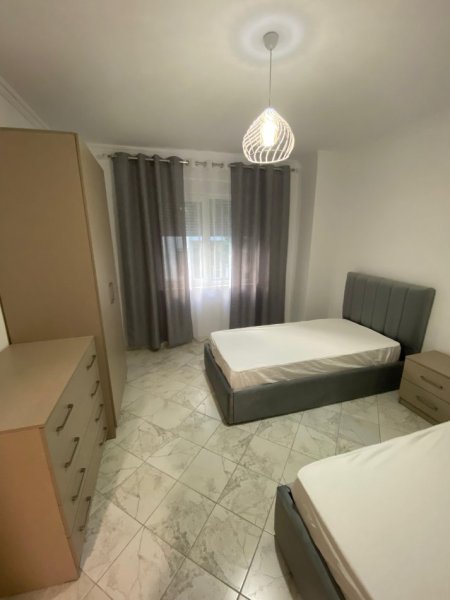 Tirane, jepet me qera apartament 2+1+Ballkon Kati 3, 125 m² 750 € (Liqeni i thate)
