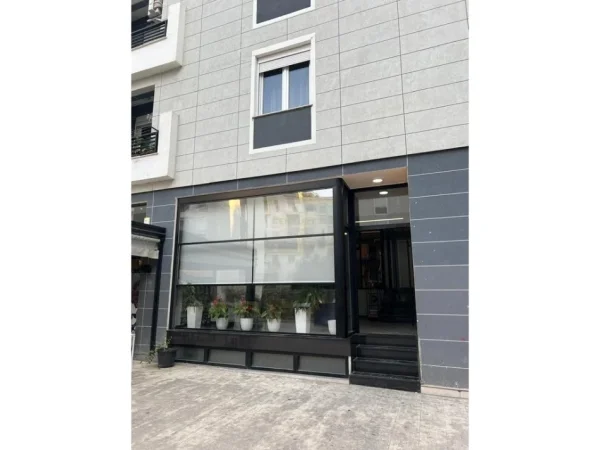 Tirane, jepet me qera ambjent biznesi Kati 10, 150 m² 1.000 € 