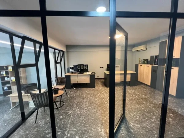 Tirane, jepet me qera ambjent biznesi Kati 10, 150 m² 1.000 € 