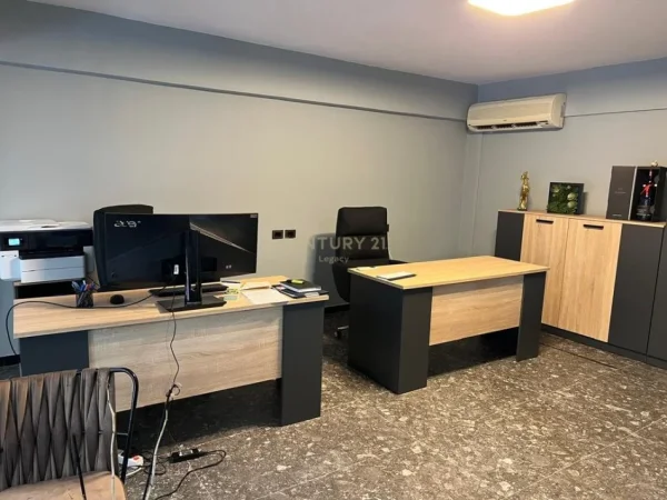 Tirane, jepet me qera ambjent biznesi Kati 10, 150 m² 1.000 € 