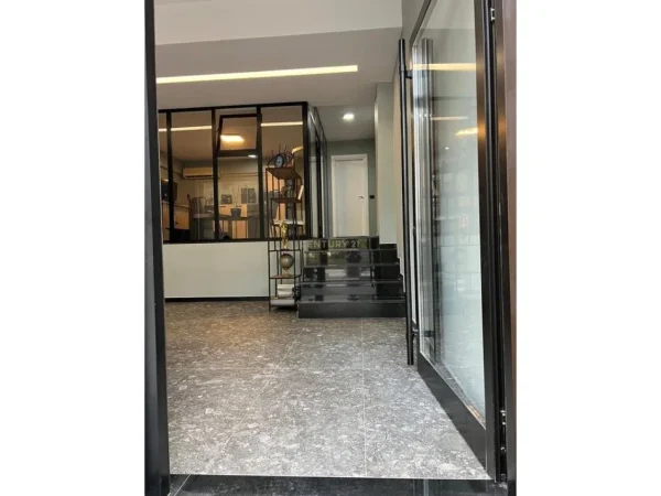 Tirane, jepet me qera ambjent biznesi Kati 10, 150 m² 1.000 € 