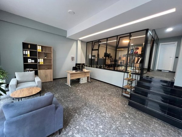 Tirane, jepet me qera ambjent biznesi Kati 10, 150 m² 1.000 € 