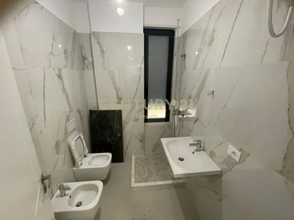 Tirane, jepet me qera apartament 2+1 Kati 5, 102 m² 750 € (Oxhak)