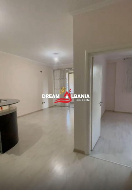 Tirane, jepet me qera apartament 1+1+Ballkon Kati 6, 400 m² 400 € (Tek Komuna e Parisit)