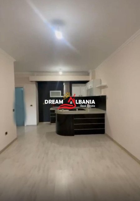 Tirane, jepet me qera apartament 1+1+Ballkon Kati 6, 400 m² 400 € (Tek Komuna e Parisit)