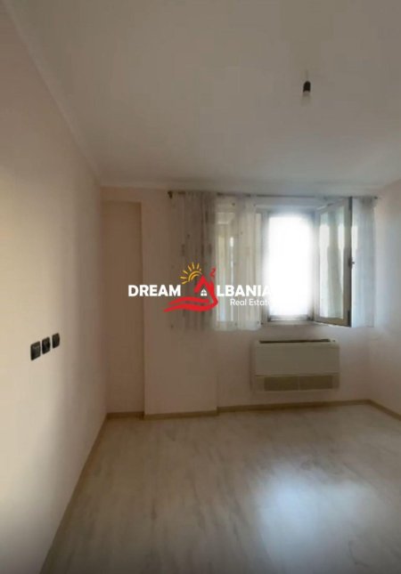 Tirane, jepet me qera apartament 1+1+Ballkon Kati 6, 400 m² 400 € (Tek Komuna e Parisit)