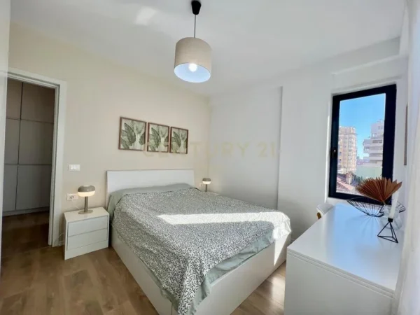 Tirane, jepet me qera apartament 2+1+Ballkon Kati 3, 86 m² 1.300 € (Pazari i Ri)