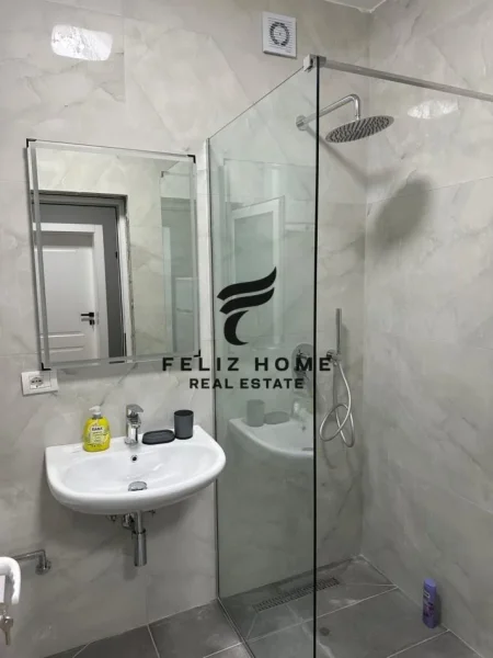 Tirane, jepet me qera apartament 1+1+Ballkon Kati 3, 60 m² 650 € (PAZARI I RI)