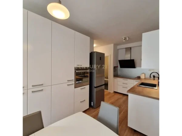 Tirane, jepet me qera apartament 2+1 Kati 1, 122 m² 950 € (Liqeni Thate)