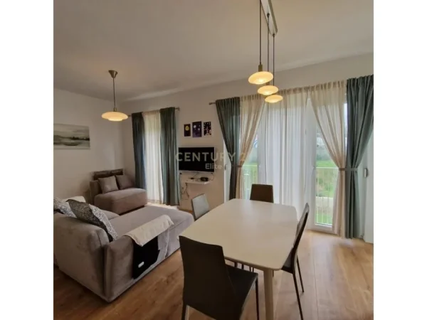 Tirane, jepet me qera apartament 2+1 Kati 1, 122 m² 950 € (Liqeni Thate)