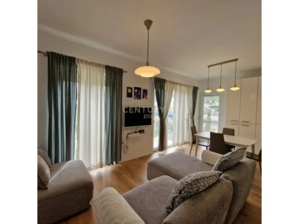 Tirane, jepet me qera apartament 2+1 Kati 1, 122 m² 950 € (Liqeni Thate)