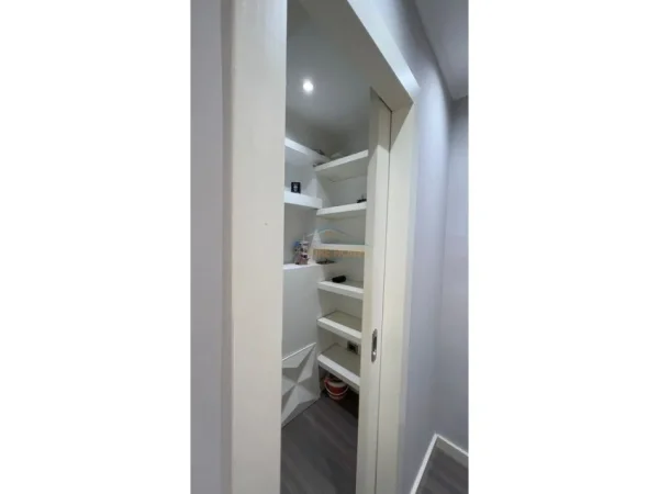 Qera, Ambient Biznesi, Brryl, Tirane.