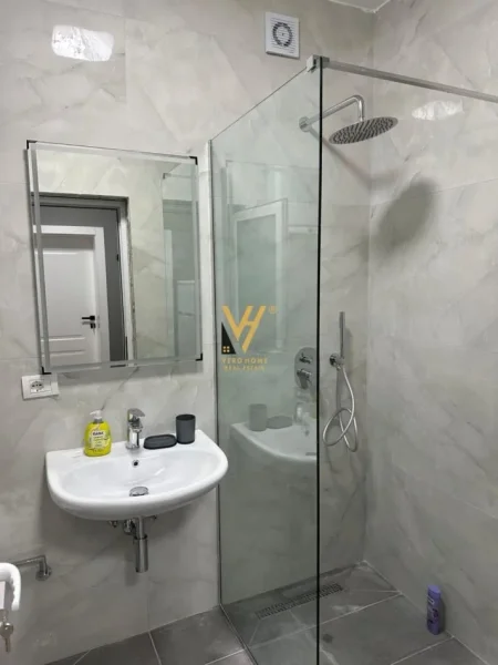 Tirane, jepet me qera apartament 1+1+Ballkon Kati 4, 65 m² 650 € (PAZARI I RI)