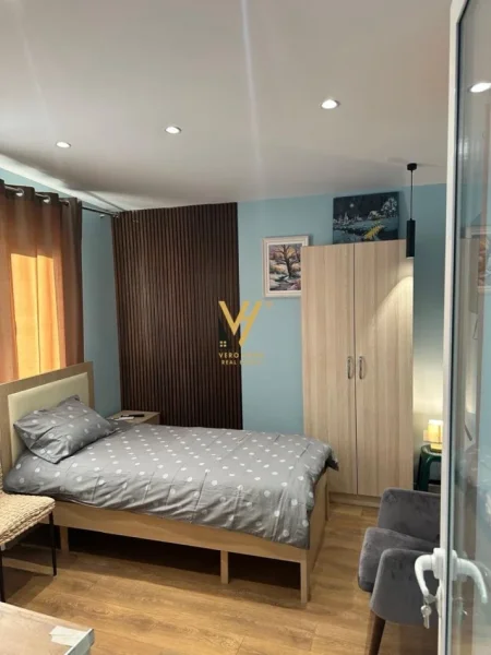 Tirane, jepet me qera apartament 1+1+Ballkon Kati 4, 65 m² 650 € (PAZARI I RI)