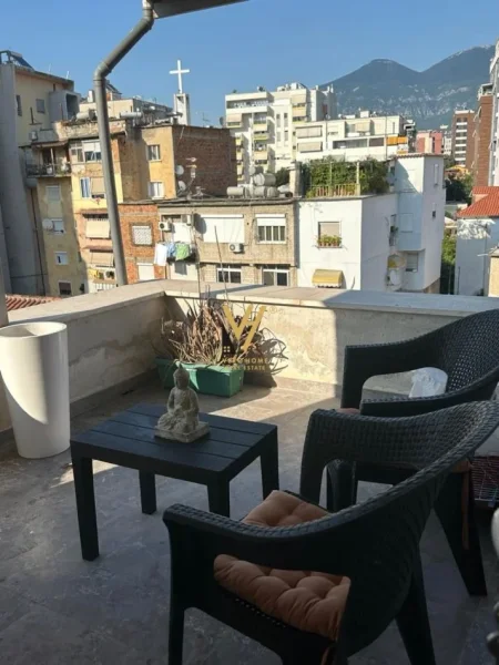 Tirane, jepet me qera apartament 1+1+Ballkon Kati 4, 65 m² 650 € (PAZARI I RI)
